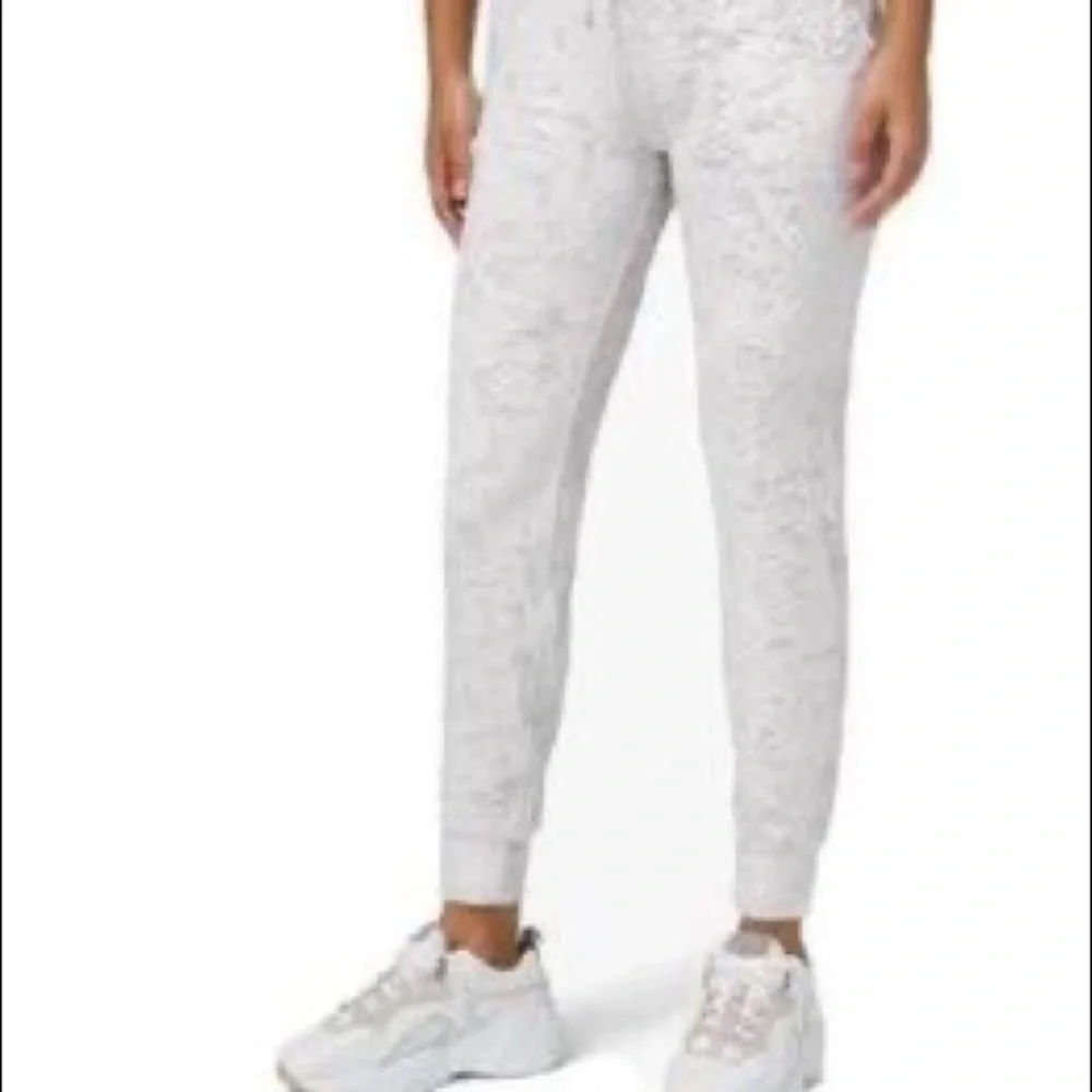 NWT Lululemon VELVET Set - Picture 6 of 6